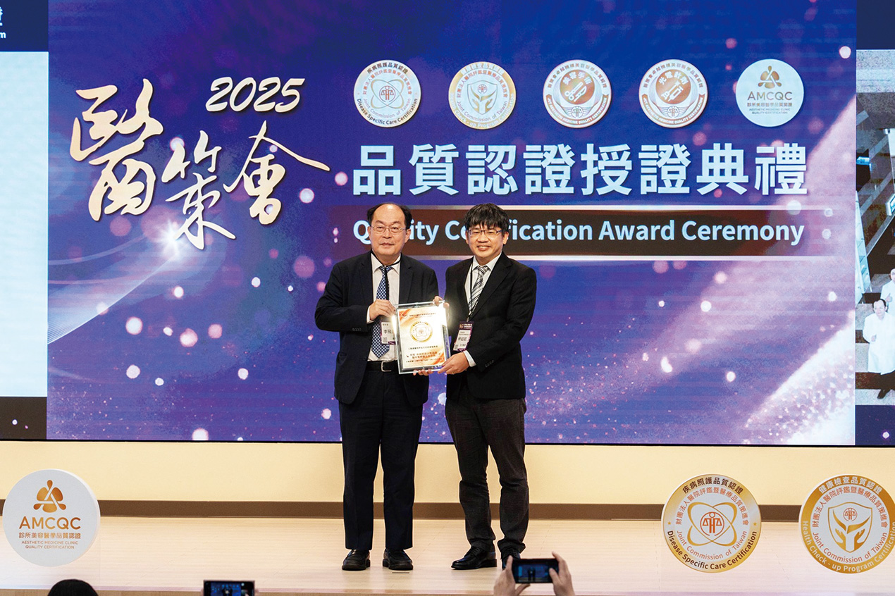 5神經科部林鈺凱醫師代表領取腦中風疾病照護品質認證